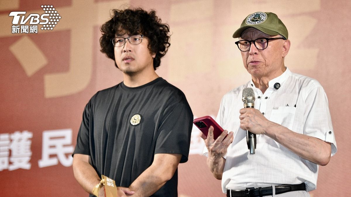 民進黨立委沈伯洋（左）與聯電創辦人曹興誠（右）一同壓軸登台。（圖／胡瑞麒攝）