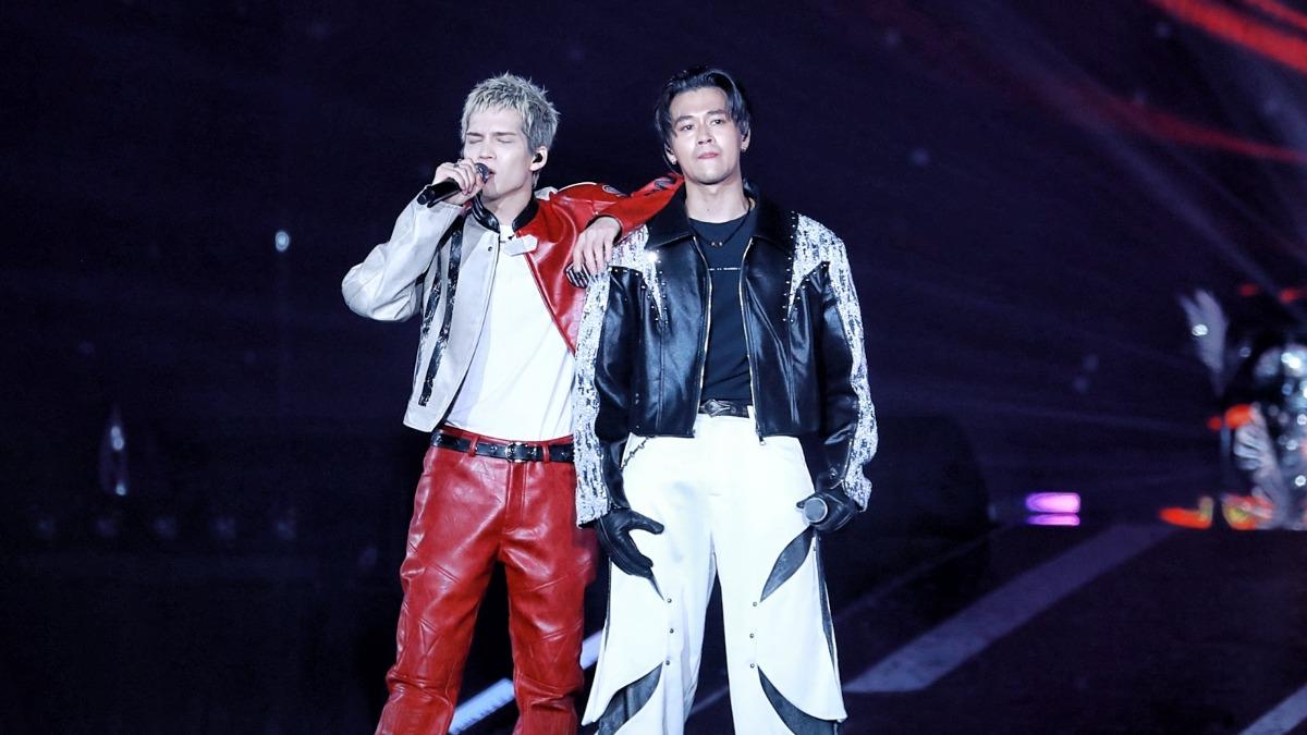 派偉俊（左）和高爾宣合唱〈Hold on〉。（圖／讀者提供）