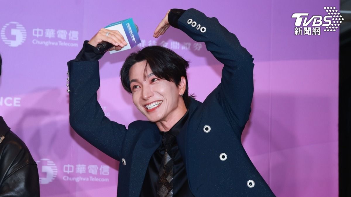 利特心情超好，更向全場媒體比愛心。（圖／黃城碩攝）