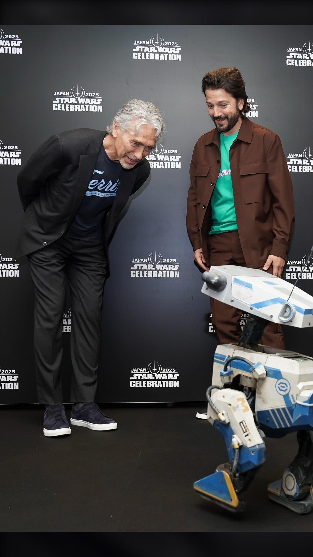 迪亞哥路納（右）與《安道爾》節目總監東尼洛伊開心在後台合影。（圖／盧卡斯影業提供）