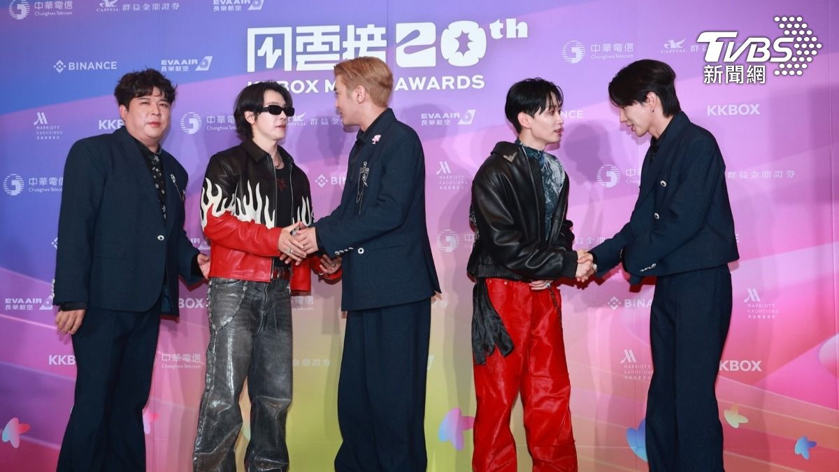 L.S.S.和D&E在後台恭喜彼此拿獎。（圖／黃城碩攝）