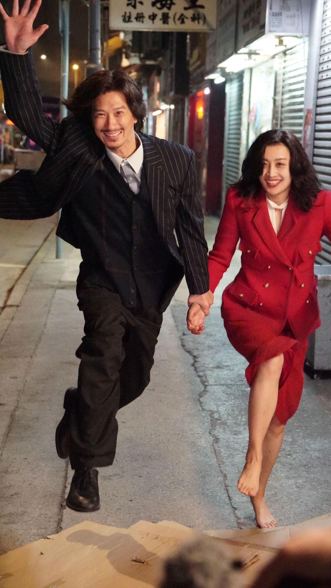 張家輝（左）、陳法拉在《贖夢》有驚悚演出。（圖／甲上娛樂提供）