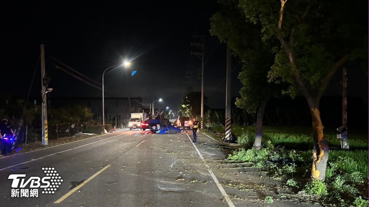 小貨車自撞路樹事故。（圖／TVBS）