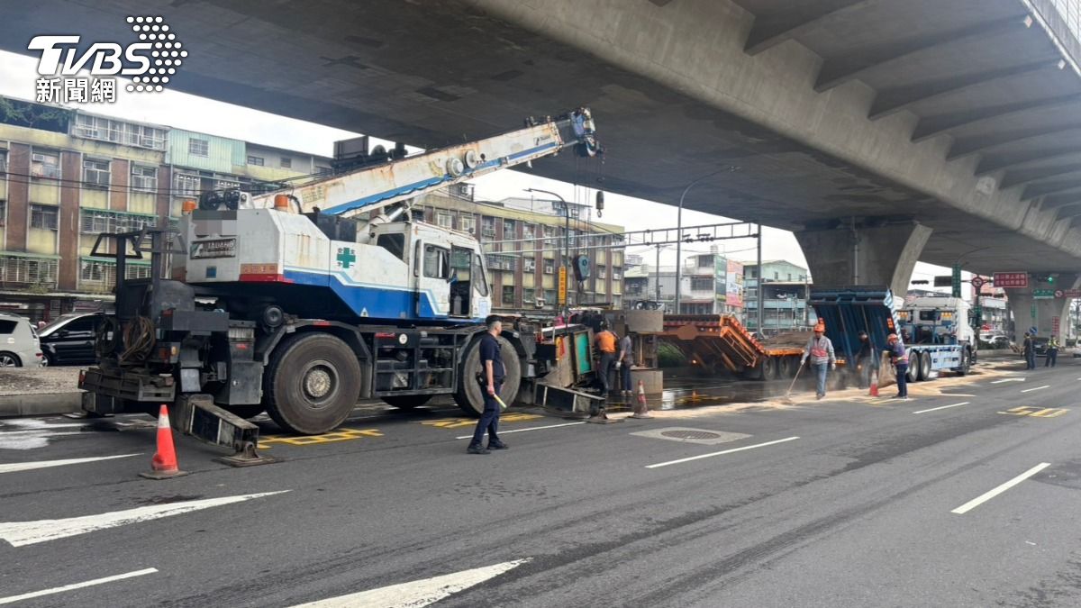 曳引車載運的壓路機翻覆。（圖／TVBS）