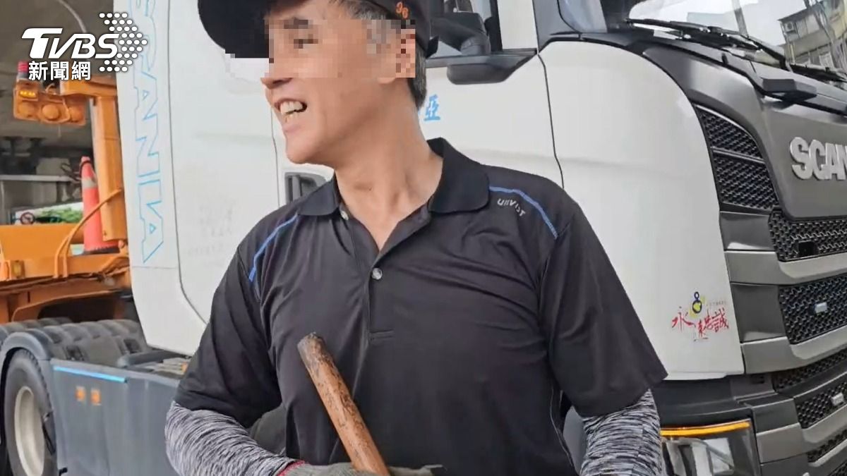 林姓駕駛幫忙清潔時無奈苦笑。（圖／施協源攝）