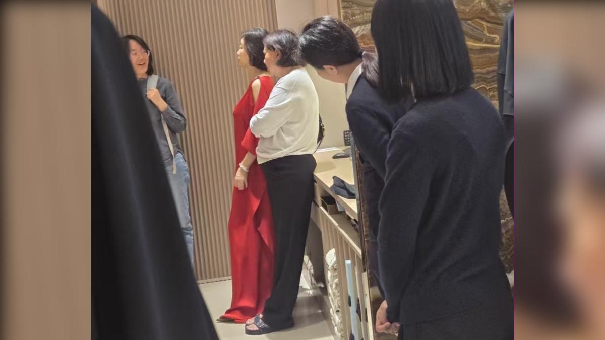 網友在香港偶遇林青霞在百貨逛街。（圖／翻攝自小紅書）