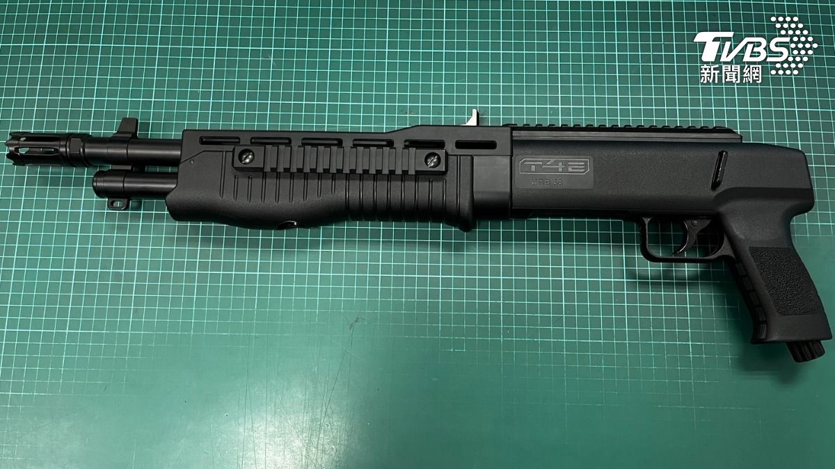 警方查獲鎮暴槍。（圖／TVBS）