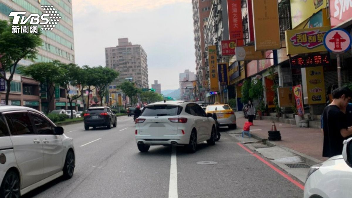 桃園市龜山區萬壽路一段90號前，發生一起碰撞事故。（圖／TVBS）