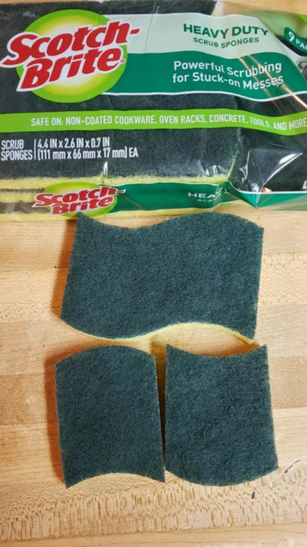 網友建議可以先把洗碗海綿剪一半,分兩次使用。(圖/翻攝自BUZZFEED)