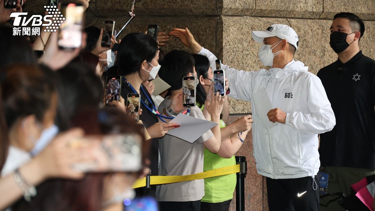 張學友親切的跟歌迷互動。（圖／張哲鳴攝）