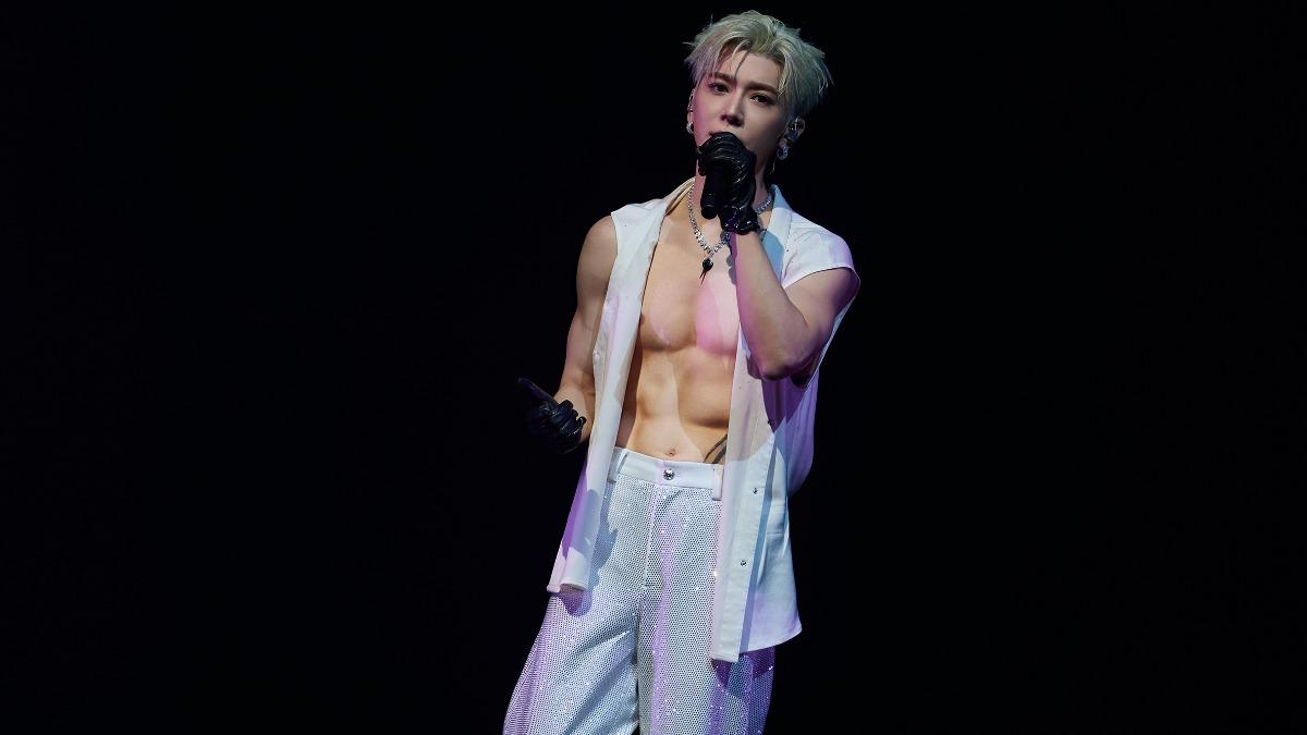 畢書盡露出結實腹肌。（圖／索尼音樂提供）