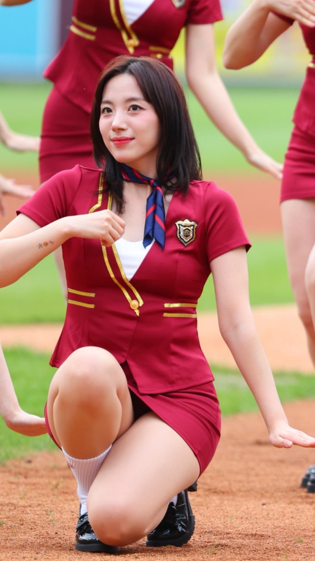 河智媛穿空姐裝應援。（圖／樂天桃猿提供）