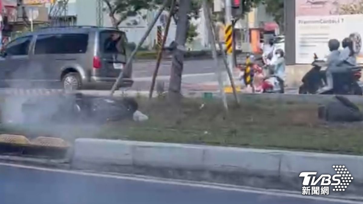 朱男痛苦哀號倒臥軌道上,機車則狂冒出白煙。(圖/TVBS)