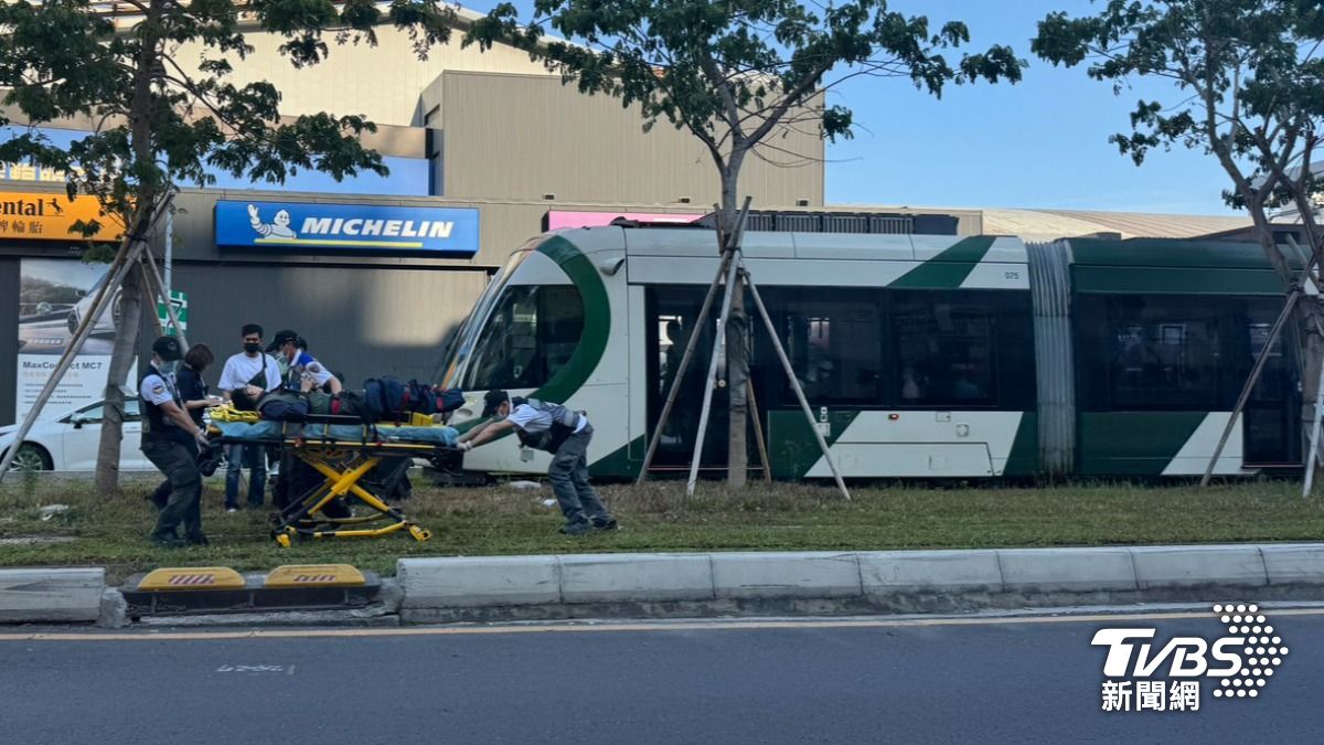 朱男腿部開放性骨折送醫救治。(圖/TVBS)