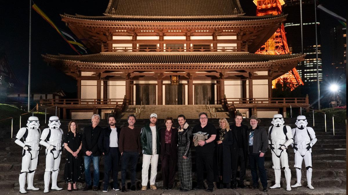 總裁凱瑟琳甘迺迪（左三起）、導演東尼吉洛伊、迪亞哥路那、導演尚恩李維、萊恩葛斯林、雪歌妮薇佛、佩德羅帕斯卡、導演強法洛、羅莎瑞道森、海登克里斯坦森、創意長戴夫費羅尼與「星戰」帝國風暴兵一同在增上寺前合影。（圖／盧卡斯影業提供）