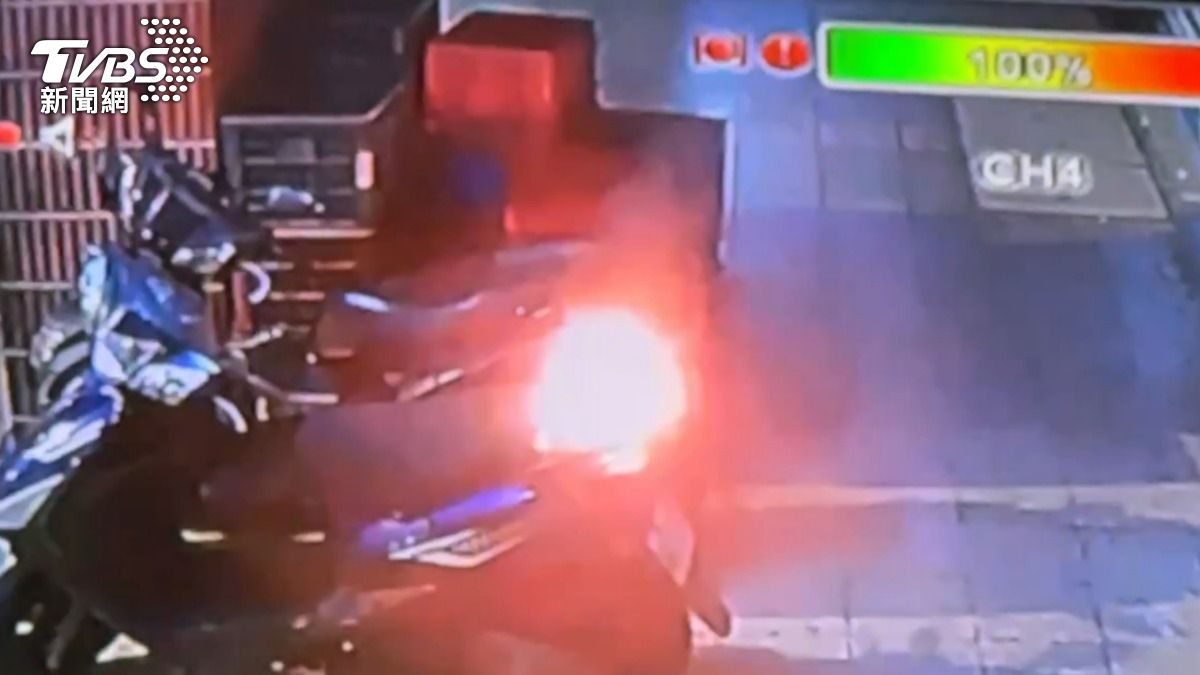 基隆市仁愛區發生一起機車縱火案。(圖/TVBS)