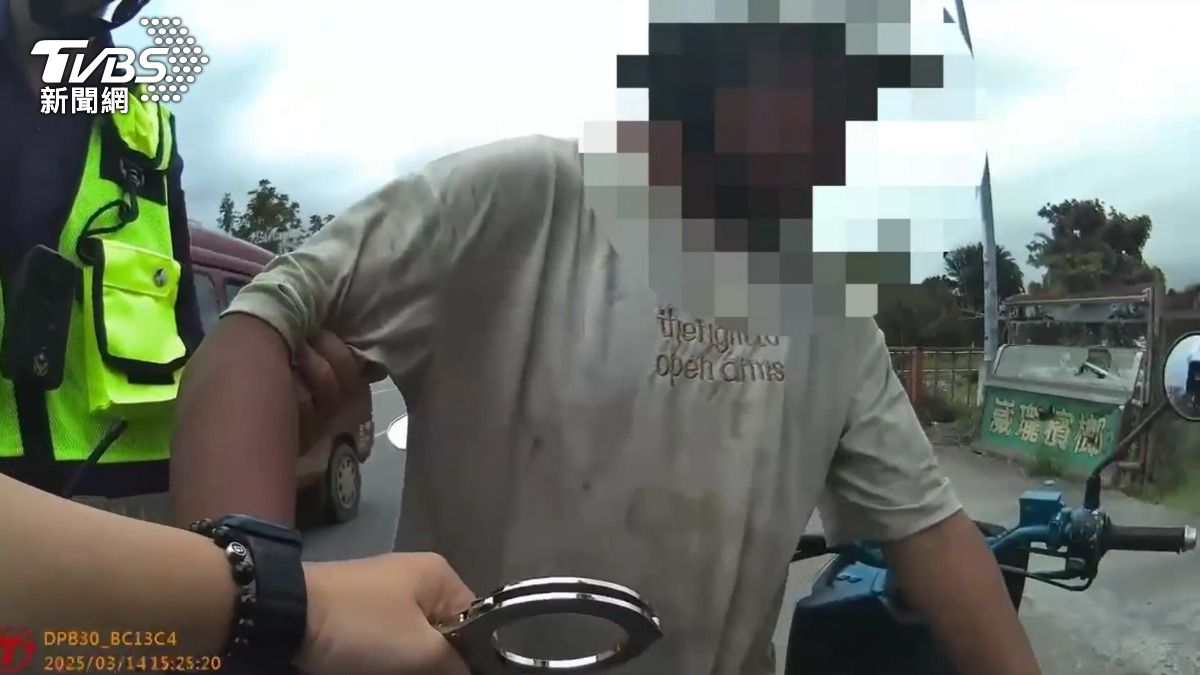 通緝男子酒駕遮臉騎車，被員警攔查。（圖／TVBS）