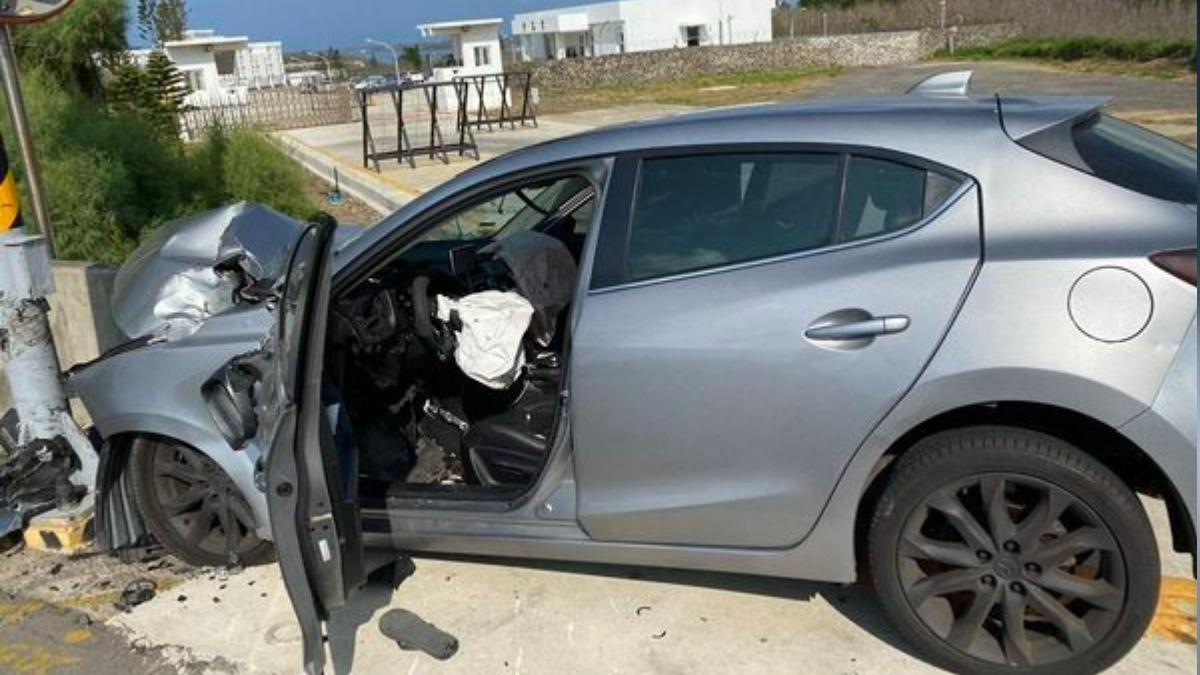 澎湖今早另一起車禍,駕駛自撞護欄,目前緊急送醫搶救。(圖/TVBS)