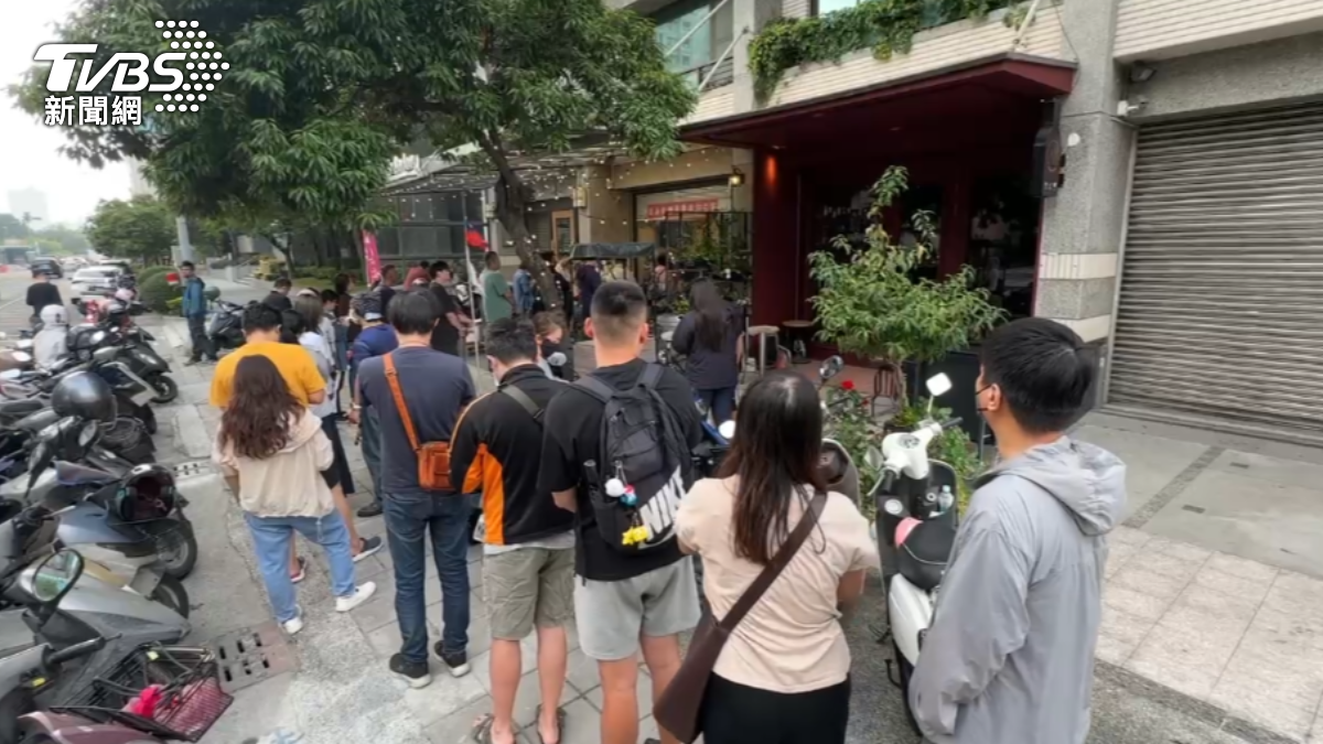 今早飯糰店湧入大批排隊民眾。（圖／TVBS）