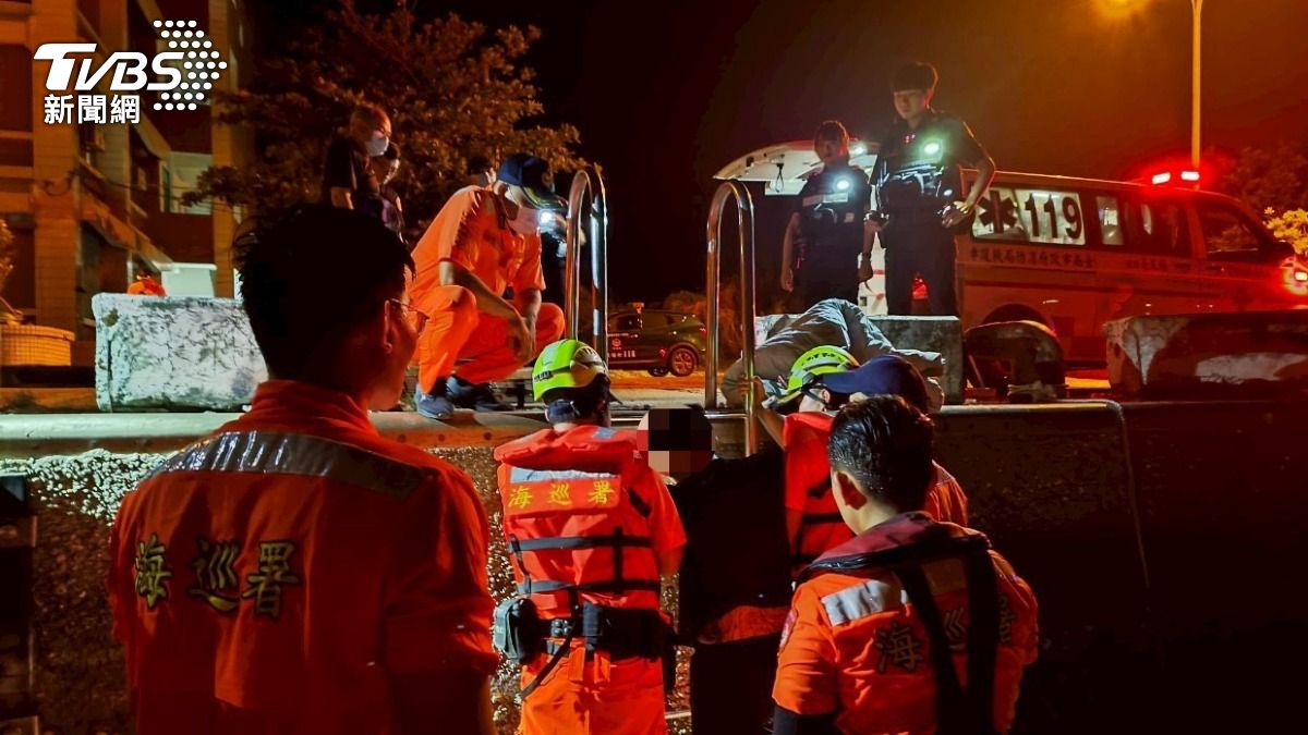 台南將軍漁港汽車墜海，海巡出動救援。（圖／TVBS）