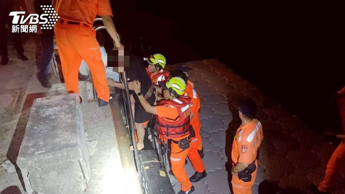 台南將軍漁港汽車墜海，海巡出動救援。（圖／TVBS）