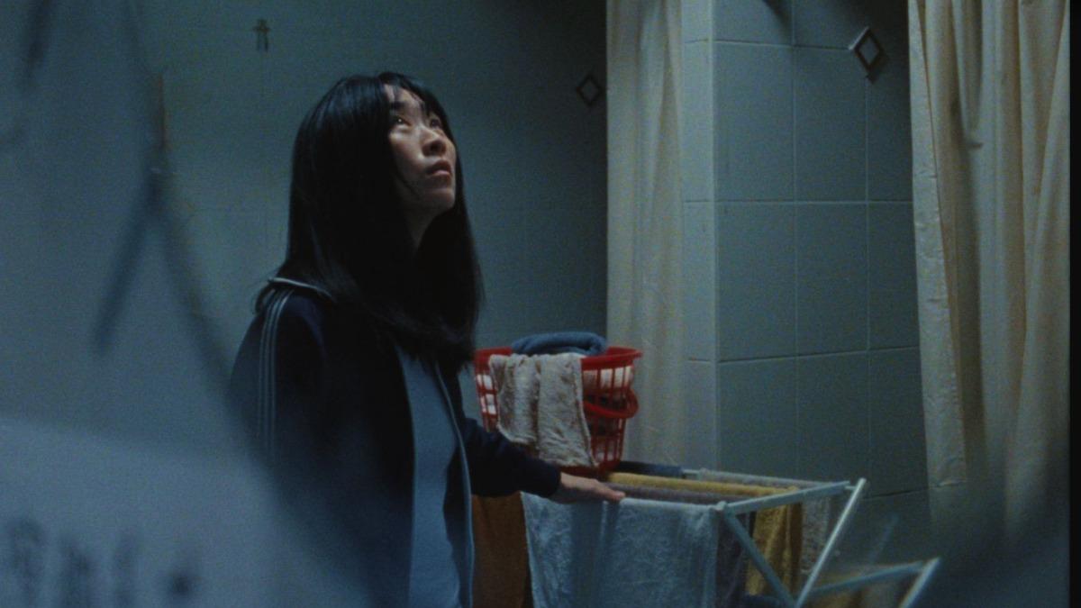 吳可熙在美國電影《藍色太陽宮》中飾演在異鄉努力掙扎生存的Amy。（圖／Big Buddha Pictures & Field Trip Media提供）