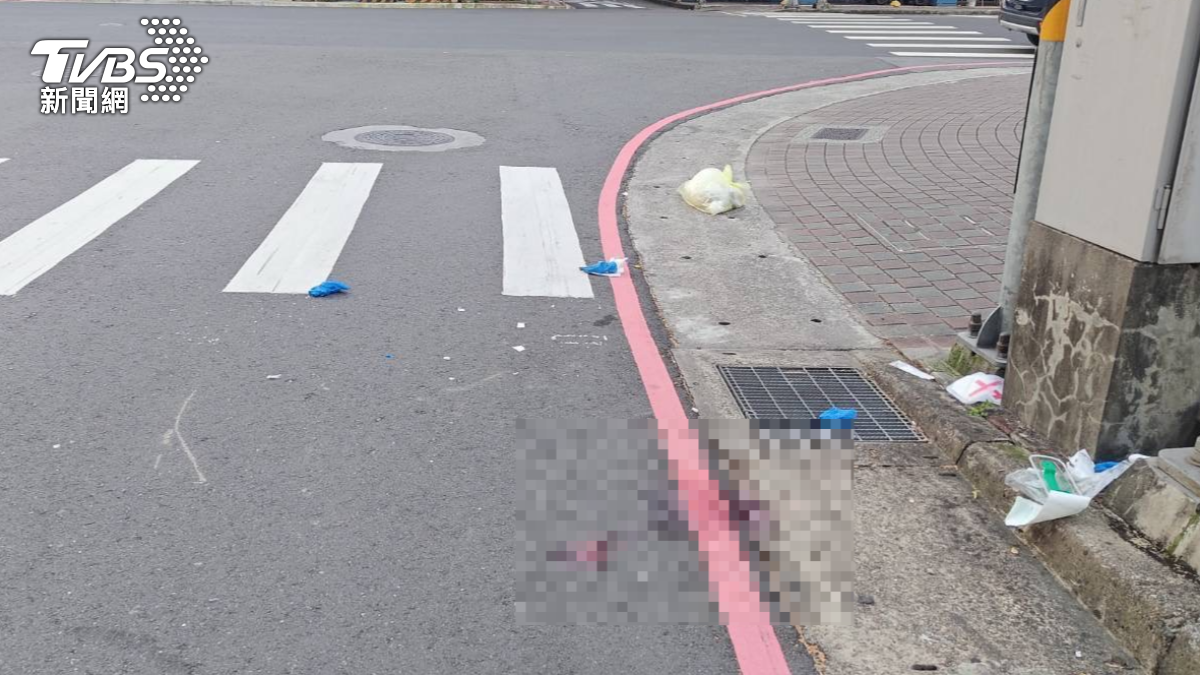 事發路口殘留血跡。(圖/TVBS)