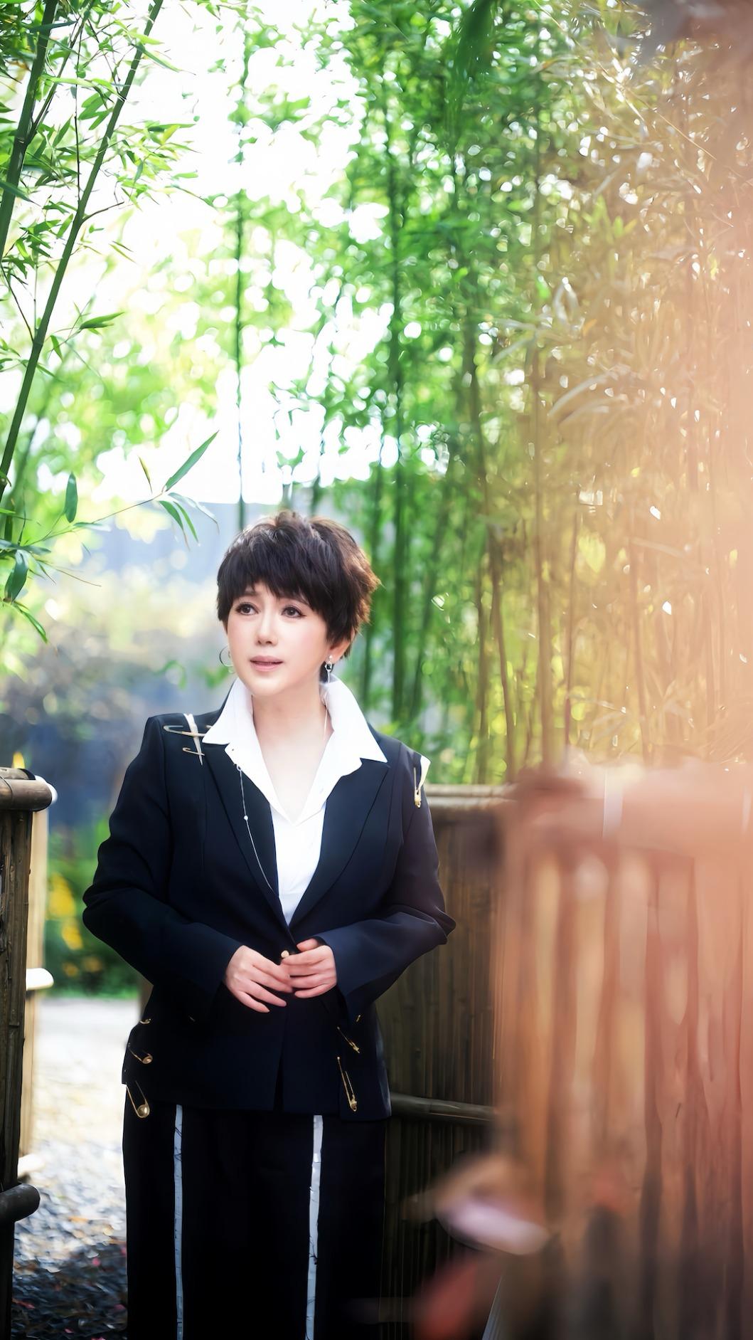 周思潔錄音期意外摔斷了腿。（圖／萊格悠國際文化提供）