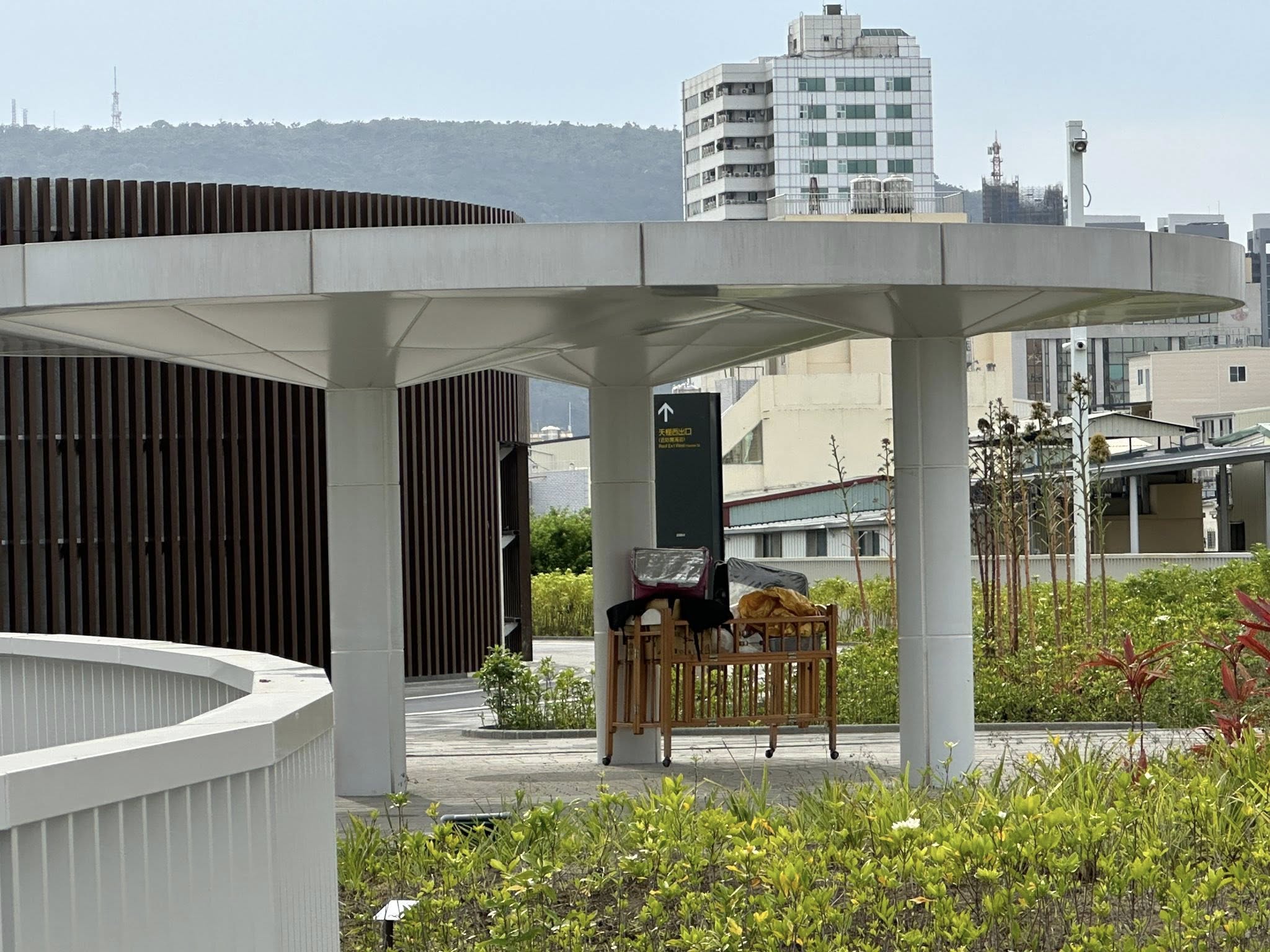 嬰兒床被丟在天棚1個月沒人處理。（圖／翻攝自張博洋臉書）