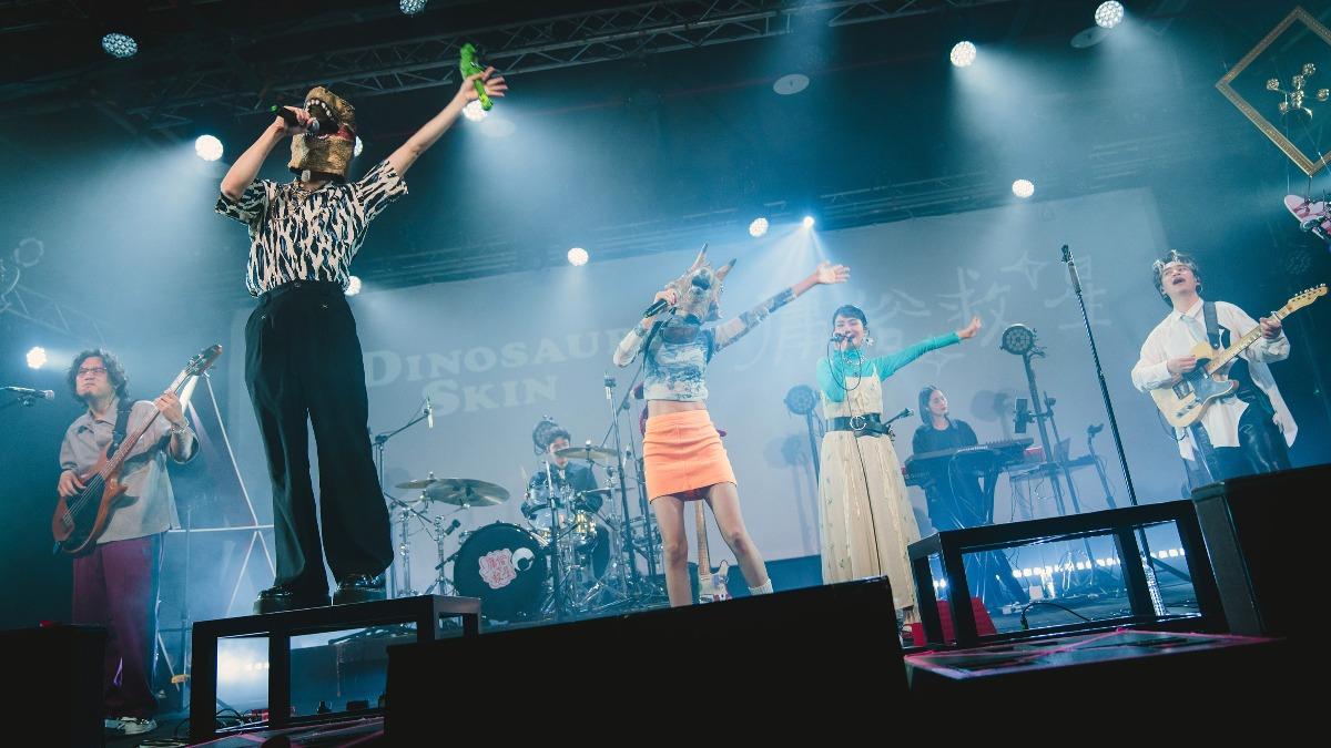 庸俗救星與嘉賓恐龍的皮。（圖／庸俗救星提供）