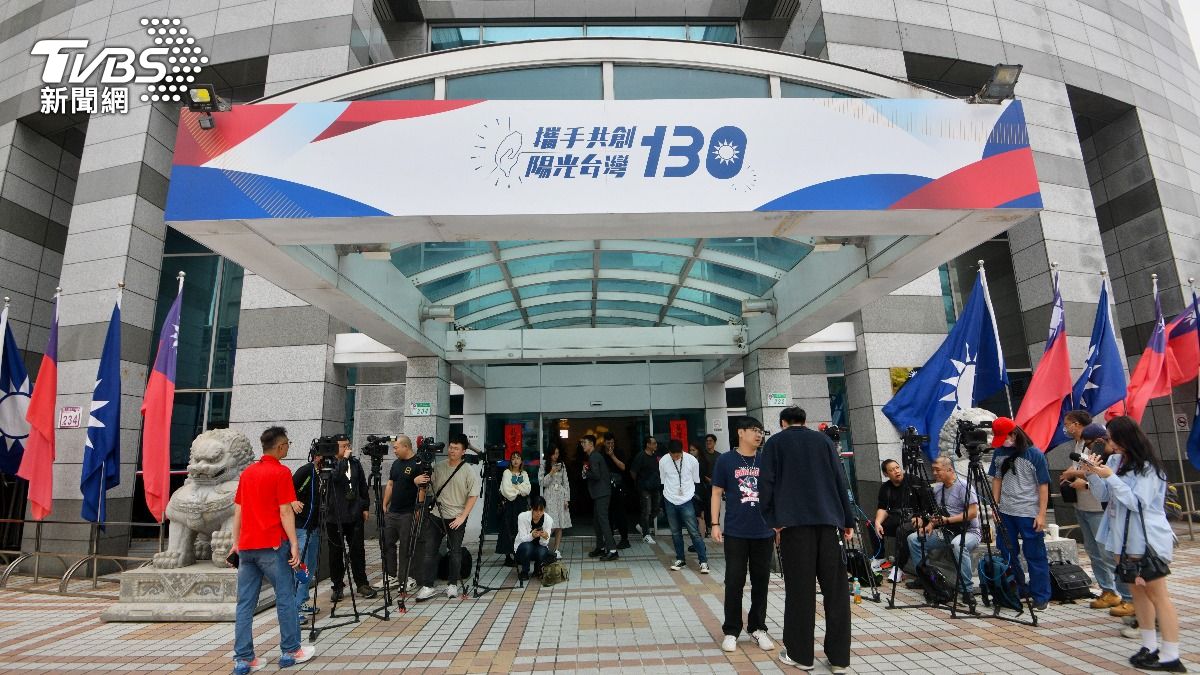 大批媒體下午三點守在國民黨中央黨部，不過北檢發聲明澄清指並無搜索作為。(圖／胡瑞麒攝)