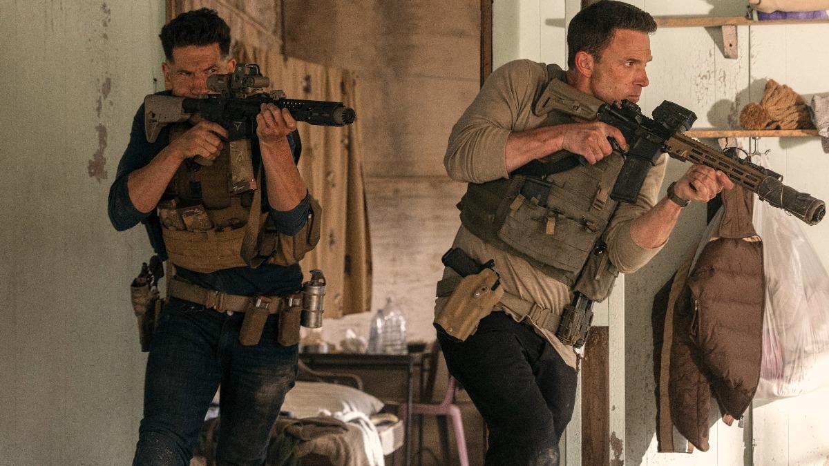 班艾佛列克、強柏恩瑟在《會計師2》展現超強戰力。(圖/華納兄弟提供)