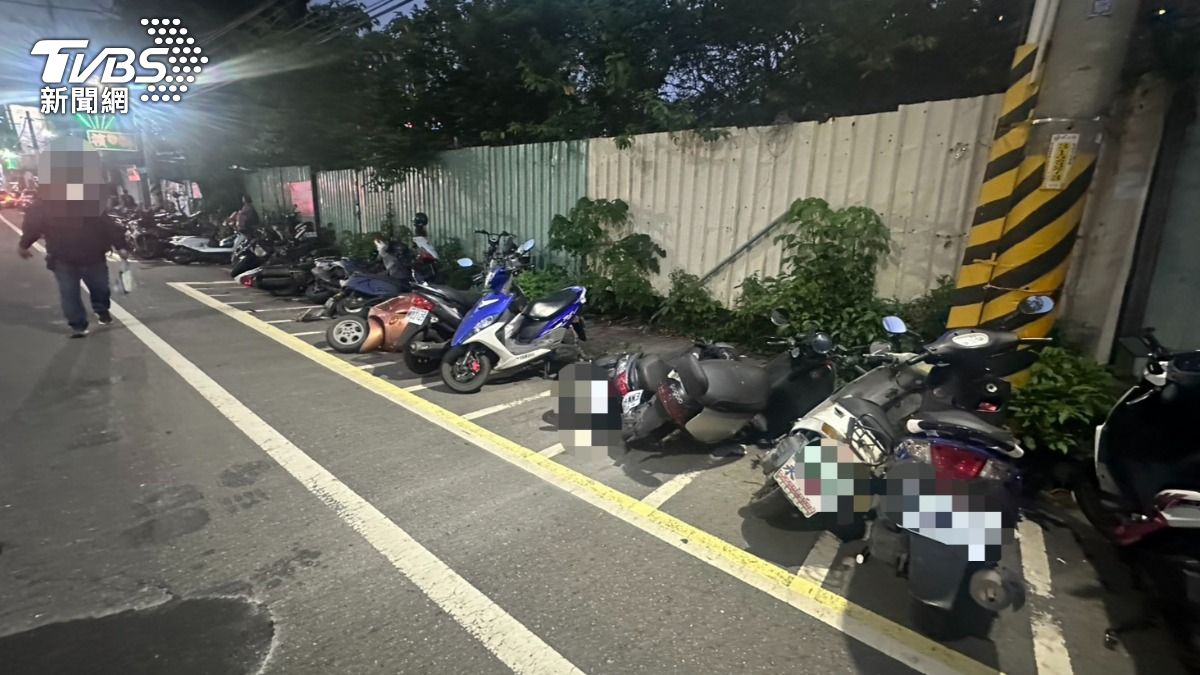 新北女無照駕駛，分神撞倒15輛機車。（圖／TVBS）