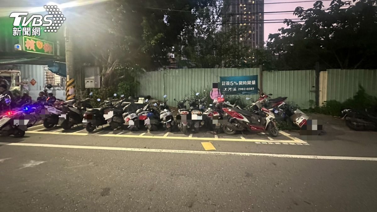 新北女無照駕駛，分神撞倒15輛機車。（圖／TVBS）