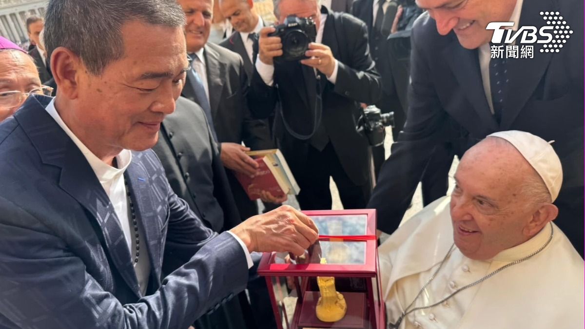 蔡咏鍀贈送金媽祖神像。（圖／翻攝自蔡咏鍀臉書）