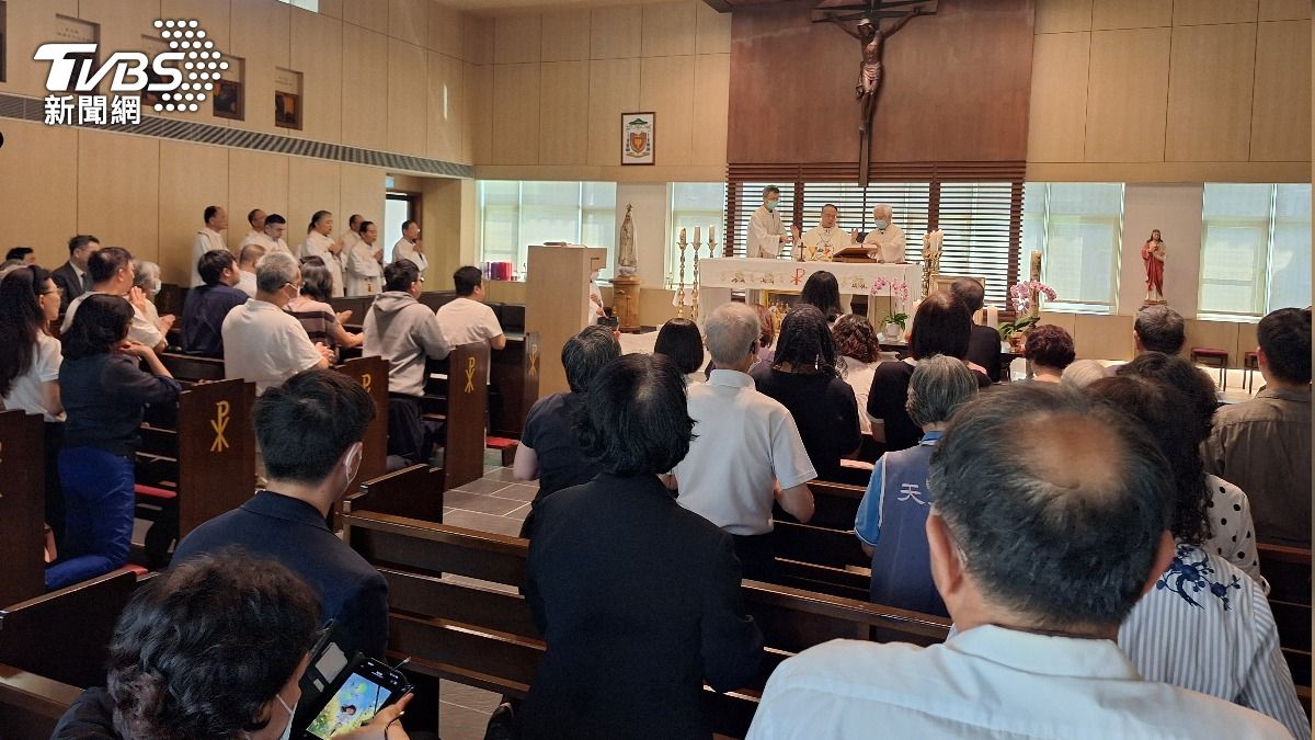 信徒們下跪致意。(圖/區國強攝)