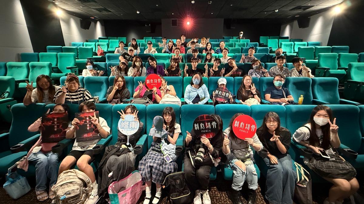 編導劉慧伶與丁寧映後與觀眾合影。（圖／前景娛樂、劇匯文創提供）