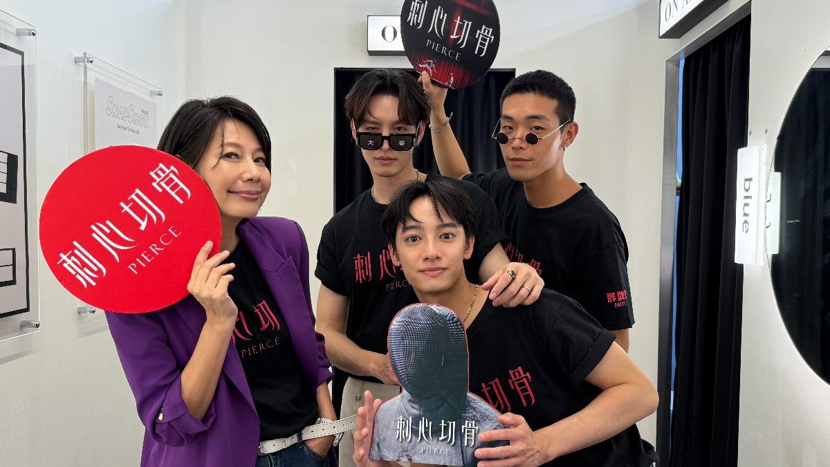 丁寧、曹佑寧、劉修甫、牧森宣傳空檔玩心大起去拍拍貼。（圖／前景娛樂、劇匯文創提供）