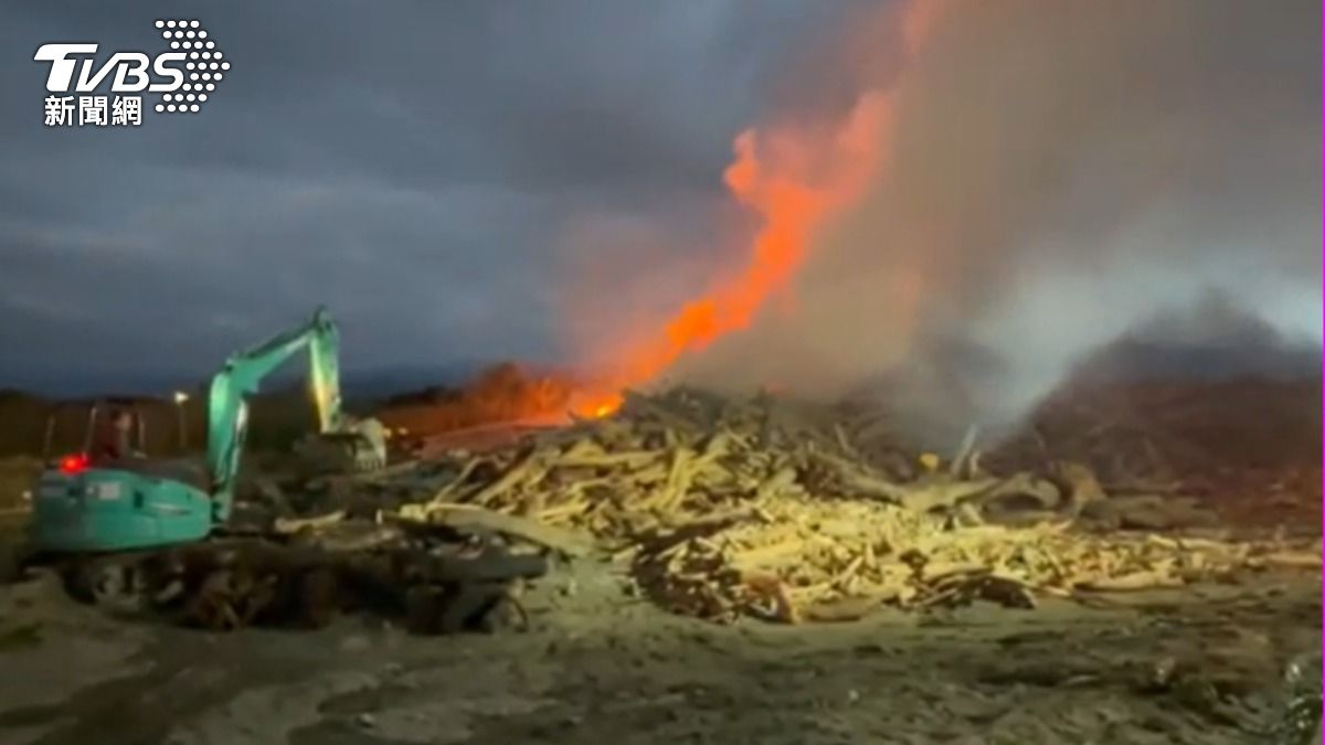 漂流木起火，當時灌救了五個小時還未滅。（圖／TVBS）