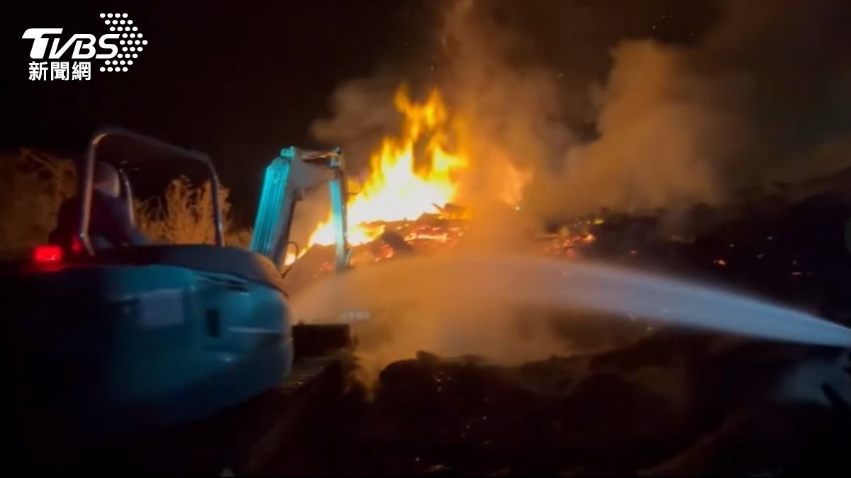 漂流木起火原因尚待釐清。（圖／TVBS）