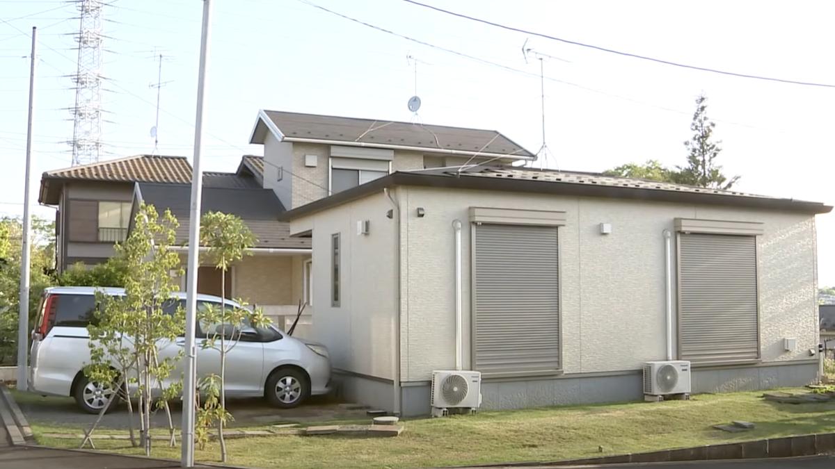 日本神奈川縣橫濱市發生一起弒父未遂案，圖為案發房屋。（圖／翻攝自 TBS NEWS DIG）