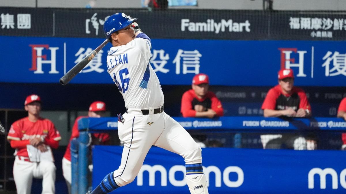 一局下，范國宸開張本季首轟重創龍隊，獲選本場MVP。（圖／翻攝自富邦悍將臉書）