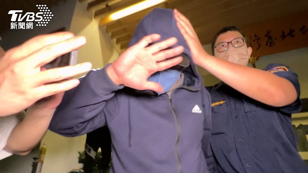 負責開車接應鍾文智的鄭畯中以50萬元交保，離開地檢署面對記者提問時急忙遮臉迴避。（圖／TVBS）