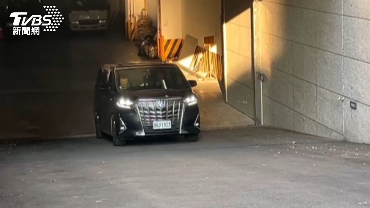 前台南議長郭信良以30萬交保，後搭車離開。（圖／TVBS）