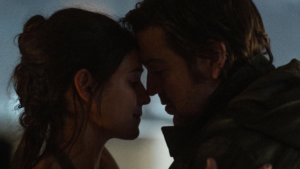 迪亞哥路納、安卓亞霍娜在《安道爾》系列有不少感情戲。（圖／Disney+提供）