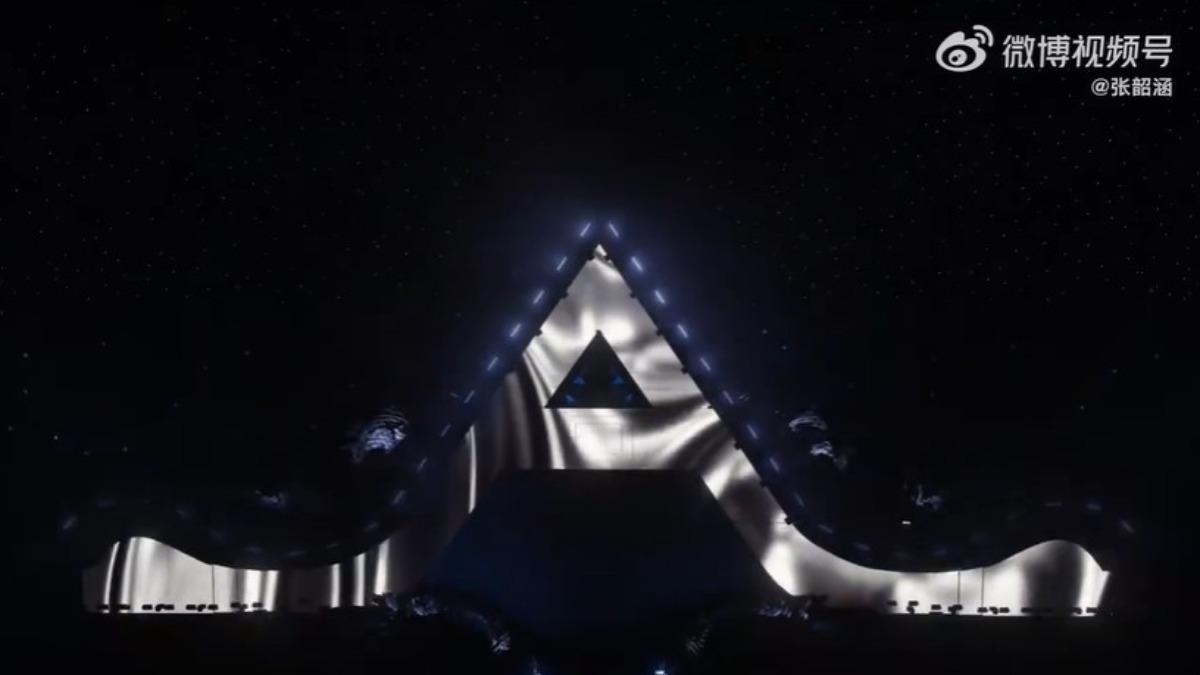 張韶涵以英文名字「Angela」的A來設計舞台。（圖／翻攝自張韶涵微博）