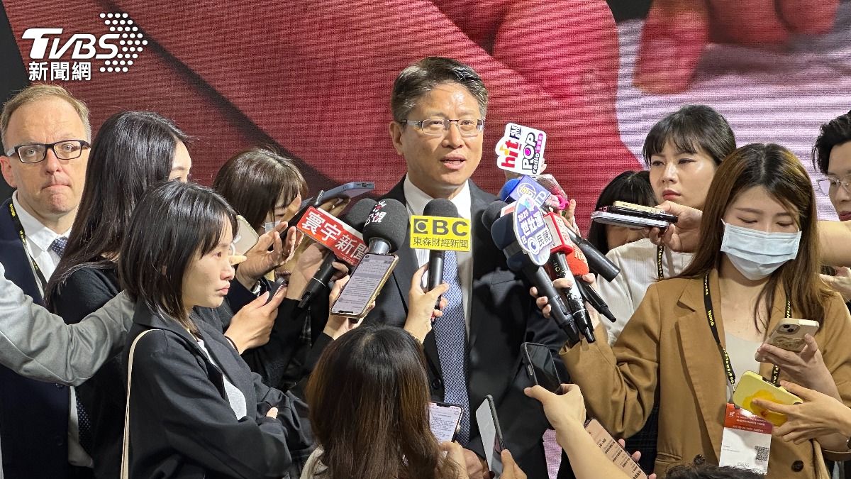 鴻海發言人巫俊毅受訪談關稅影響。(圖／謝佩穎攝）