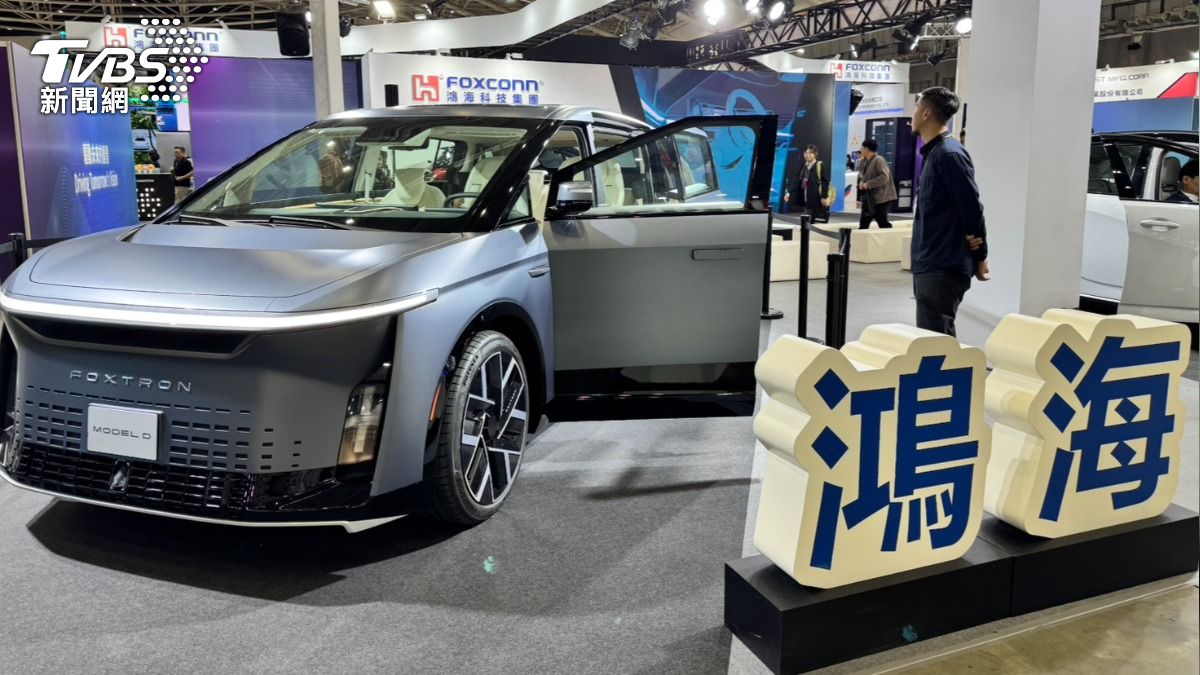 鴻海展出電動乘用車款MODEL D。（圖／謝佩穎攝）