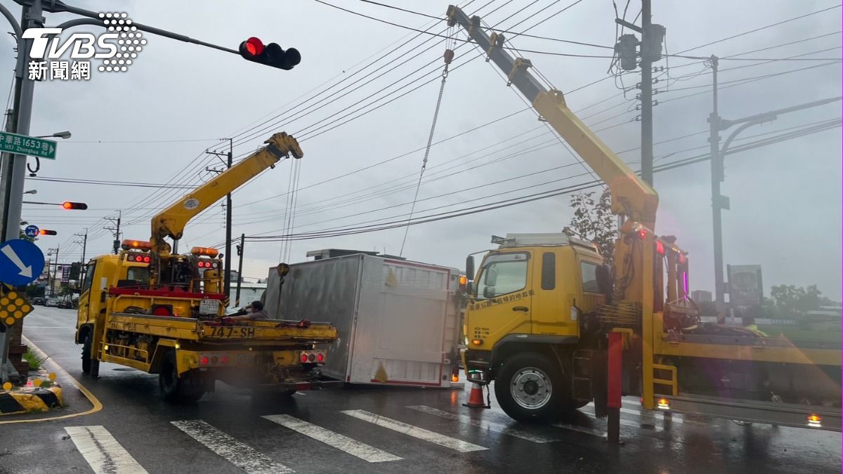 拖吊車協助將大貨車回正。（圖／TVBS）
