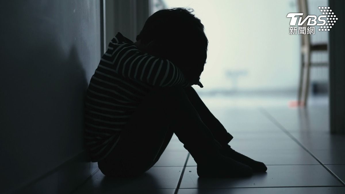 南韓有名父親因為就讀小學5年級的11歲兒子不寫作業，竟持鋁棒將其「活活打死」。（示意圖／達志影像shutterstock）